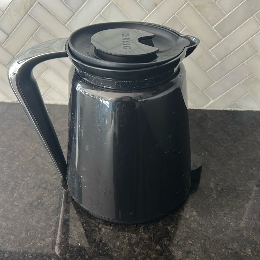 Keurig 2.0 Plastic Carafe Black Coffee holds 32 ounces